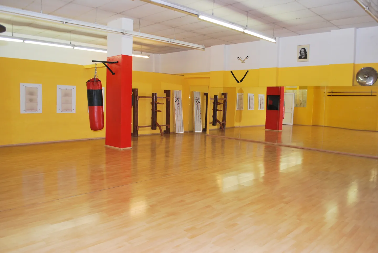 IKMAS Zentrale Wien – Trainingsfläche mit Boxsack und Spiegelwand